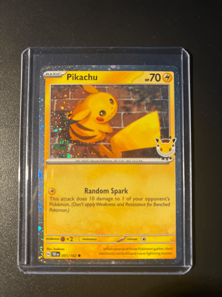 포켓몬스터 피카츄 30주년 프로모 카드 홀로 (북미판) + 뱃지